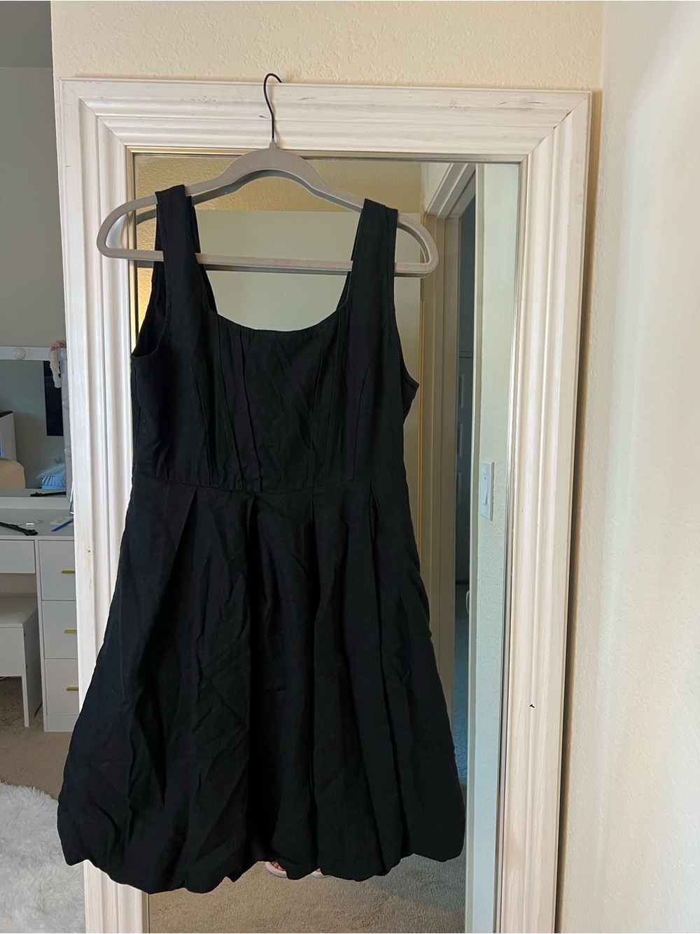 Women's Classic Black Sleeveless Balloon Dress